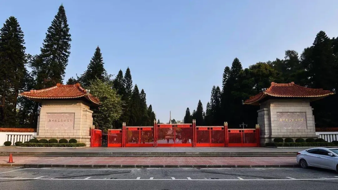 缅怀革命先烈 传承红色基因